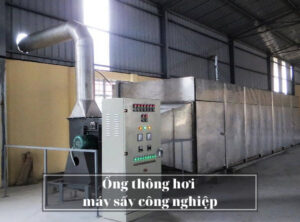 Hệ thống ống thoát khí kết nối với máy sấy công nghiệp trong xưởng giặt hiện đại